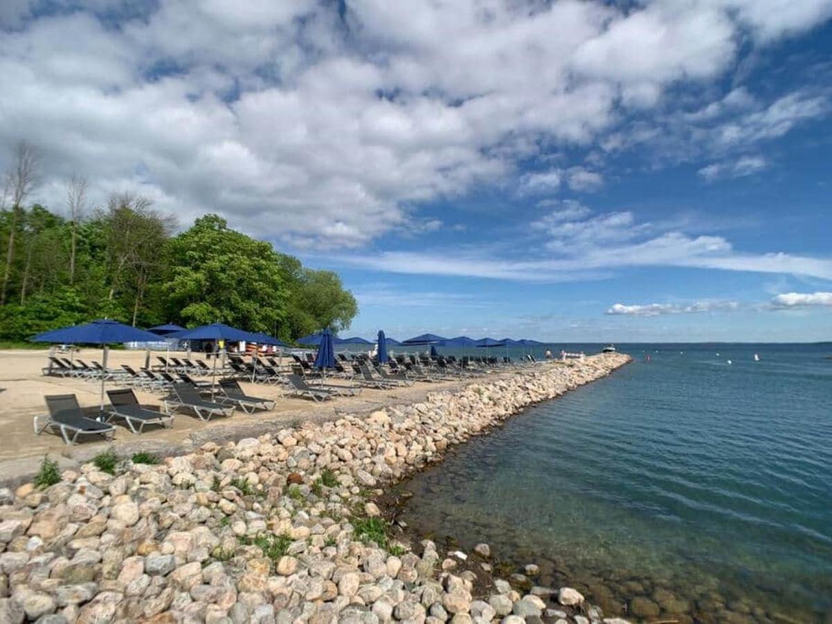 Stunning Stayz At Friday Harbour Beach Marina Resort Lake Simcoe Innisfil Bagian luar foto
