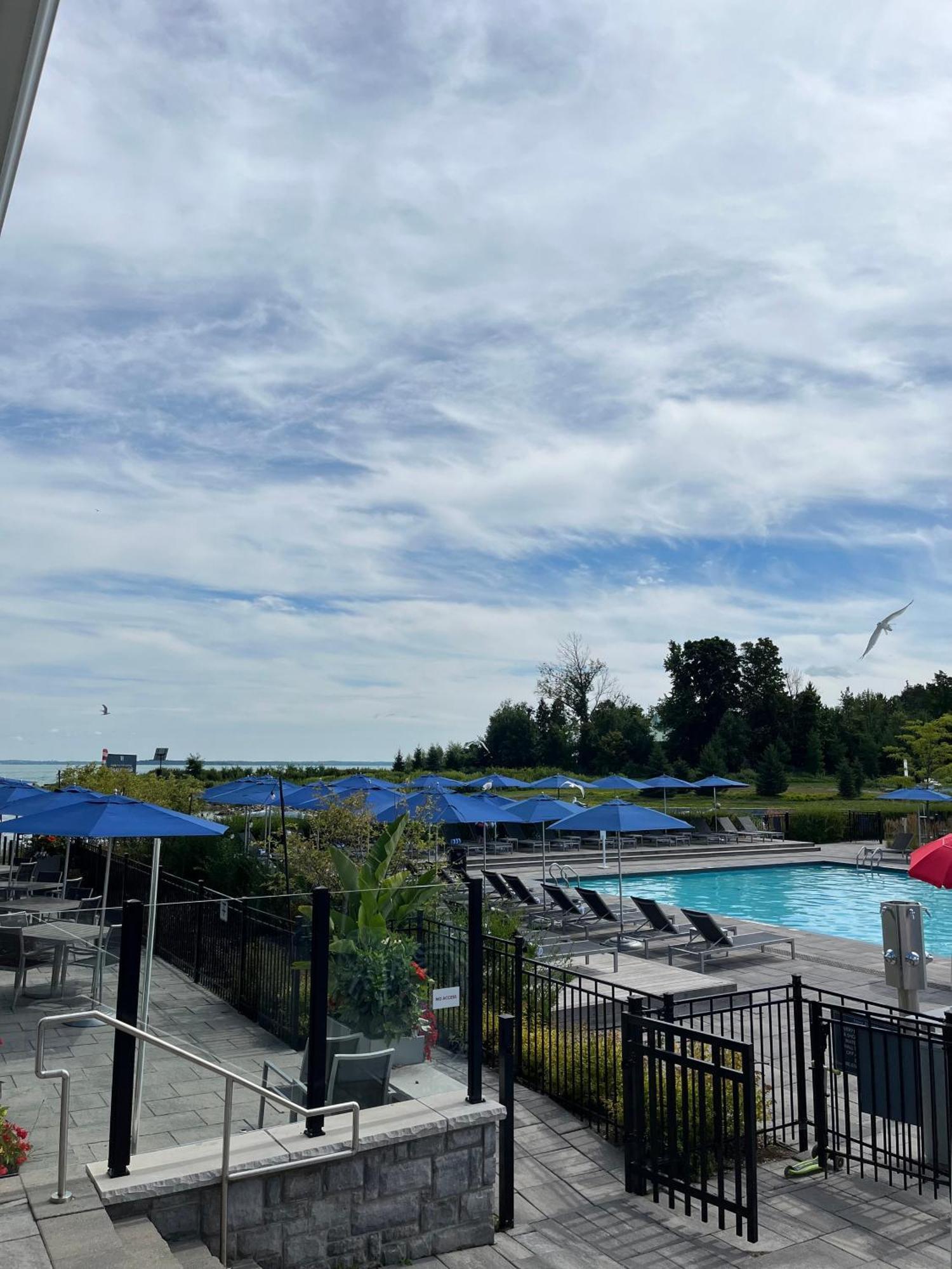 Stunning Stayz At Friday Harbour Beach Marina Resort Lake Simcoe Innisfil Bagian luar foto